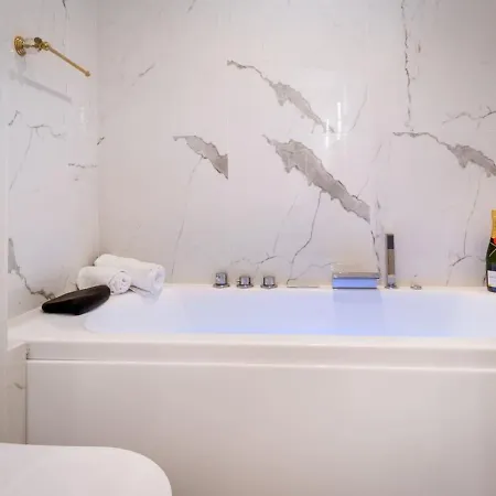 Magnifique 3 3 Sde Avec Clim Et Jacuzzi Appartamento